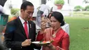 Presiden Jokowi dan Ibu Negara, Iriana Joko Widodo mencicipi masakan Pemenang Lomba Masak Ikan Nusantara 2017 di halaman Istana Kepresidenan, Jakarta, Selasa (15/8). Lomba ini dalam rangka 72 tahun Kemerdekaan Republik Indonesia. (Liputan6.com/Pool)