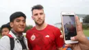 Striker Persija Jakarta, Marko Simic foto bersama penggemarnya usai latihan di Lapangan Sutasoma, Jakarta, Senin (12/3/2018). Persija berlatih jelang laga Piala AFC melawan Song Lam Nghe An. (Bola.com/Asprilla Dwi Adha)