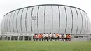 Para pemain Timnas Indonesia U-16 yang dipersiapkan untuk ajang Piala AFF U-16 2024 melakukan briefing sebelum memulai sesi latihan di lapangan latihan Jakarta International Stadium (JIS), Jakarta, Minggu (31/03/2024) sore. (Bola.com/Abdul Aziz)