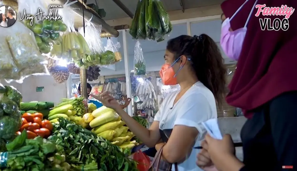 Ussy Sulistiawaty Belanja ke Pasar Tradisional (Youtube)