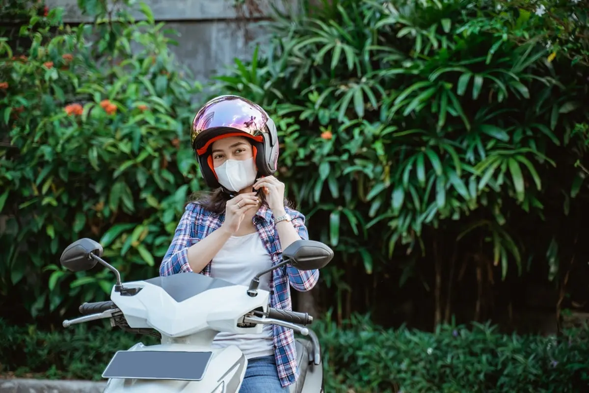 Tips Anti Bau Badan buat Perempuan yang Sering Berkendara dengan Motor