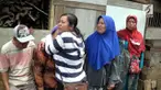 Rumah warga di Kendal tergusur akibat pembangunan proyek tol Batang-Semarang. Isak tangis mereka pecah, ketika dipaksa keluar dari rumah.
