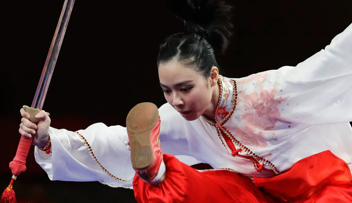 Atlet Wushu Indonesia, Lindswell Kwok saat beraksi pada Asian Games  di JIExpo, Jakarta, Senin, (20/8). Lindswell Kwok berhasil menyumbang emas kedua untuk Indonesia di Asian Games 2018. (AP Photo/Aaron Favila)