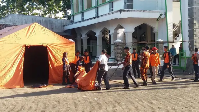 BPBD siapkan tenda untuk mengungsi 28 jiwa korban kebakaran di Proliman, Purwokerto Selatan, Banyumas. (Foto: Liputan6.com/BPBD BMS/Muhamad Ridlo)