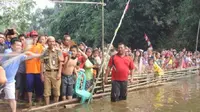 Bupati Merangin, Al haris menjala ikan di lubuk larangan. (Bangun Santoso/Liputan6.com)