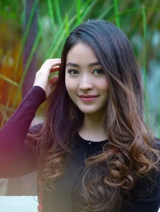 "Di saat kita susah, di saat terpuruk, kita nggak pernah melihat dia sedih. Mama itu selalu fine," tutur Natasha Wilona. (Instagram/natashawilona12)