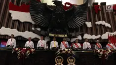 Sejumlah pegawai melakukan gladi resik di Gedung Kura-Kura di Kompleks Parlemen Senayan, Jakarta, Kamis (15/8/2019). Gladi tersebut dilakukan untuk persiapan menjelang pidato presiden dalam rangkaian sidang tahunan MPR, DPR dan DPD 16 Agustus 2019 mendatang. (Liputan6.com/Johan Tallo)