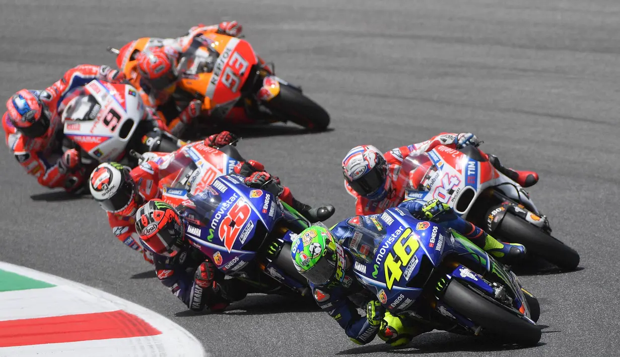 Pebalap Movistar Yamaha, Maverick Vinales (25), mencoba menyusul rekan setimnya, Valentino Rossi, saat balapan MotoGP Italia di Sirkuit Mugello, Minggu (4/6/2017).Vinales finis kedua sedangkan Rossi gagal podium. (EPA/Luca Zennaro)