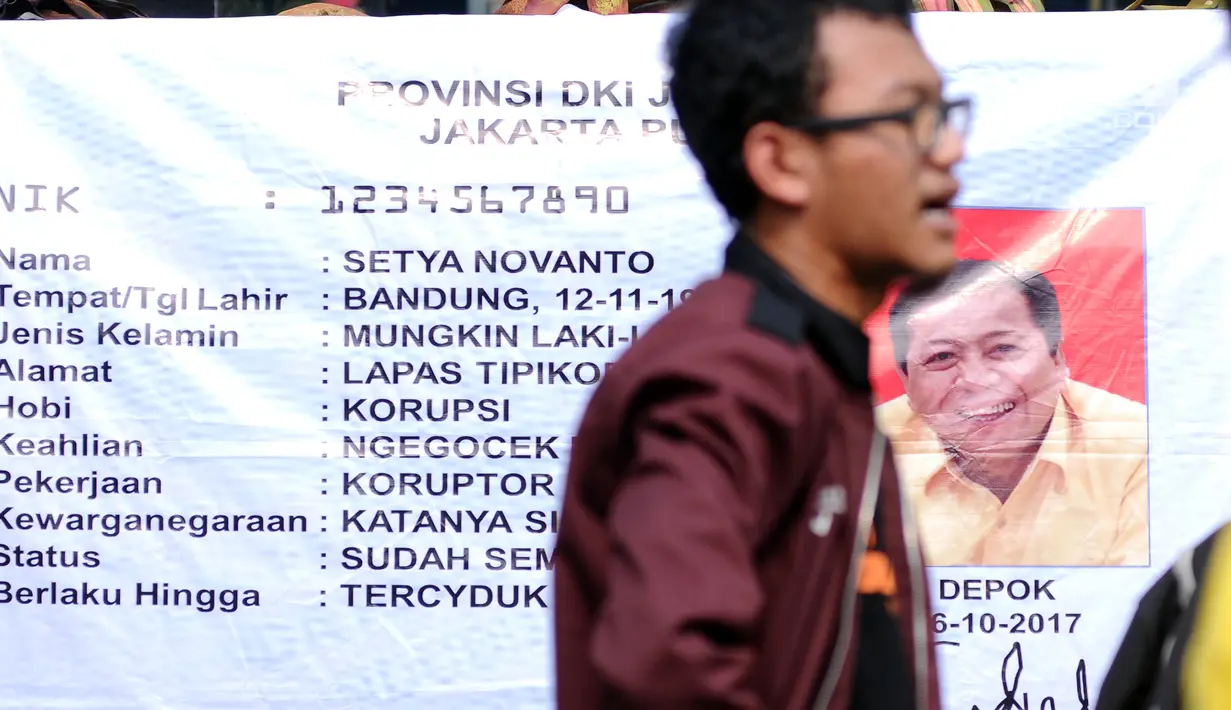 Sejumlah mahasiswa yang tergabung dalam UI Beraksi membentangkan KTP Setya Novanto saat aksi di depan Gedung KPK, Jakarta, Jumat (13/10). Mereka meminta KPK menetapkan kembali status tersangka kepada Setya Novanto. (Liputan6.com/Helmi Fithriansyah)