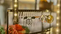 7 Jenis Aksesori yang Cocok untuk Usia 40an, Tampil Elegan dan Modern