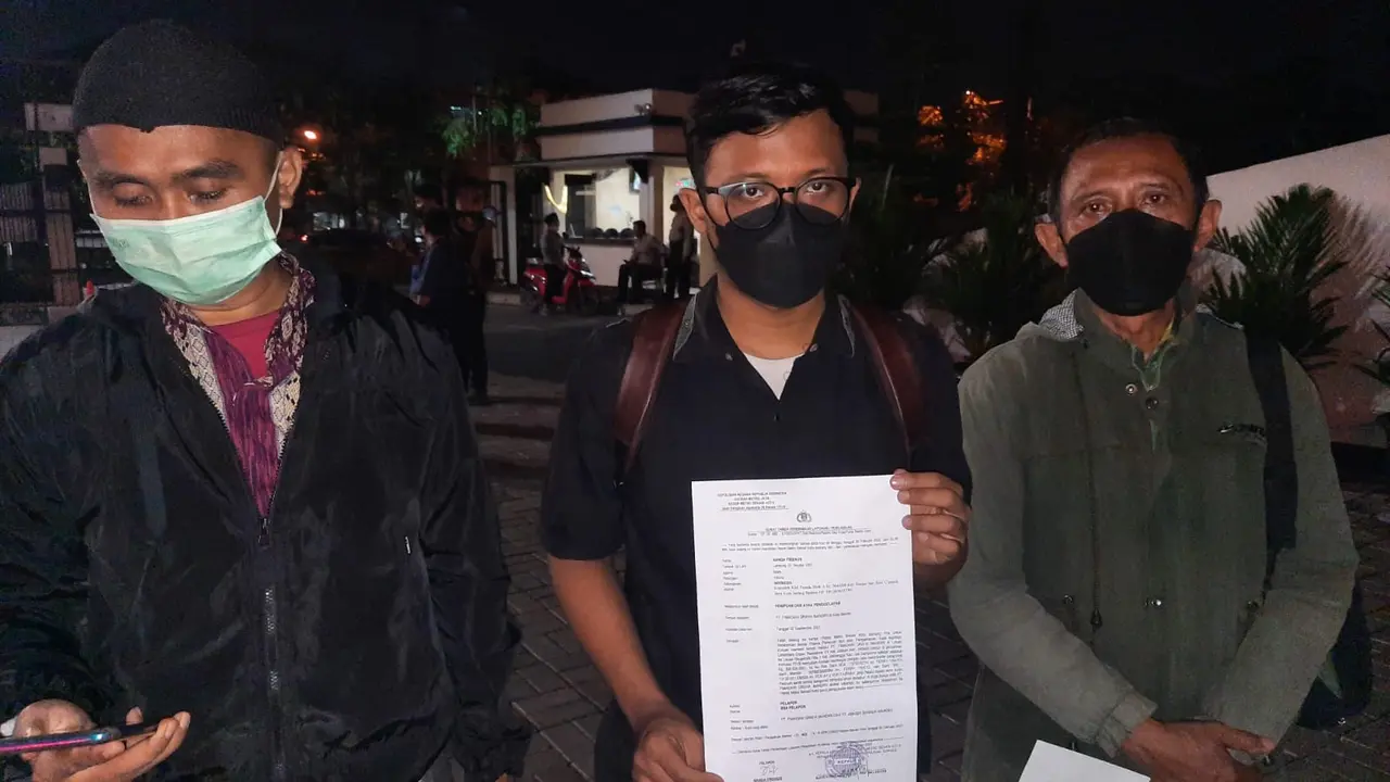 Korban penipuan kredit rumah syariah tanpa bunga, didampingi kuasa hukum menanyakan tindak lanjut laporan ke Polres Metro Bekasi Kota.
