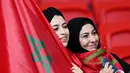 Fans Maroko tersenyum saat menyaksikan laga Maroko melawan Portugal pada laga Piala Dunia 2022 di Stadion Al-Thumama, Selasa (6/12/2022). (AFP/Kirill Kudryavtsev)