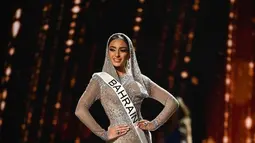 Evlin Khalifa pun turut membawa sebuah spanduk dengan tulisan “Arab Women Should Be Represented" dan “A Muslim Women Can Also Become Miss Universe". Kampanye yang dilakukan oleh Evlin sebagai bentuk kesetaraan hak wanita dan antidiskriminasi terhadap agama Islam. (Liputan6.com/IG/@evlin_khalifa)