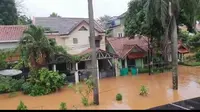 Kawasan Pondok Payung Mas Residence Cipayung, Ciputat, Tangerang Selatan terendam banjir. Air masuk ke dalam rumah warga. (Foto: Liputan6/ Fachrur Rozie)