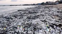 Darurat Polusi Plastik di Bali, Pantai Jimbaran Hampir Seluruhnya Tertutup Sampah