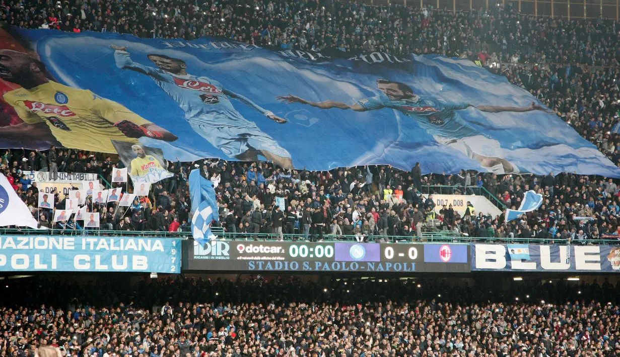 Suporter Napoli membentangkan spanduk raksasa saat pertandingan antara Napoli melawan AC Milan dalam laga Serie A Italia di Stadion San Paolo, Naples, (22/2/2016). (AFP/Carlo Hermann)