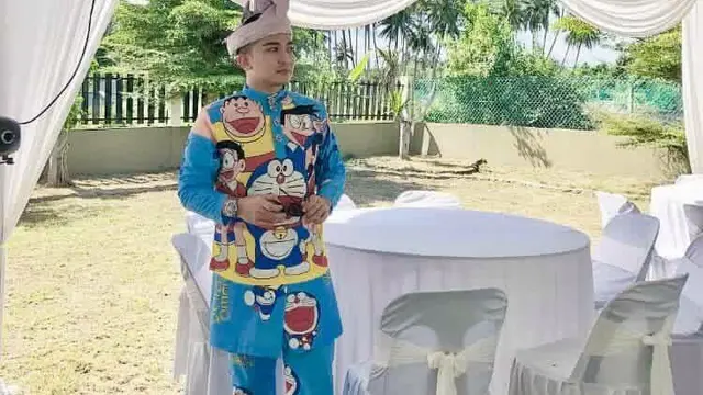 Pria Malaysia kenakan baju pengantin Doraemon (foto: Facebook Abann Dass)