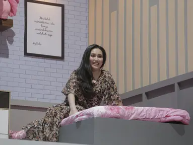 Ayu Ting Ting terlihat begitu memsona dengan memakai piyama berwarna coklat. Ayu Ting Ting tampil dengan wajah begitu bahagia saat menjalani syuting acara sahur televisi swasta yang mengharuskannya memakai piyama. (KapanLagi.com/Muhammad Akrom Sukarya)