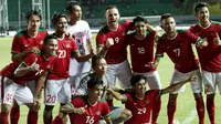 Para pemain Indonesia merayakan kemenangan atas Guyana pada laga persahabatan di Stadion Patriot, Bekasi, Sabtu (25/11/2017). Indonesia menang 2-1 atas Guyana. (Bola.com/M Iqbal Ichsan)