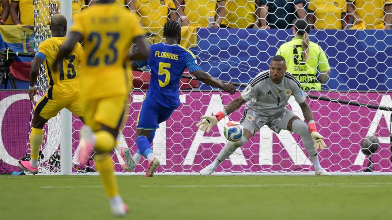 Kiper Curacao Eloy Room menyelamatkan gawangnya saat melawan Ekuador di Piala Dunia 2026