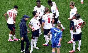 Thomas Tuchel, pelatih Timnas Inggris, berbicara kepada para pemain Inggris saat istirahat minum selama pertandingan Grup L Piala Dunia 2026 antara Inggris dan Ghana di Stadion Boston pada 24 Juni 2026 di Foxborough, Massachusetts. (Mattia Ozbot/Getty Images via AFP)