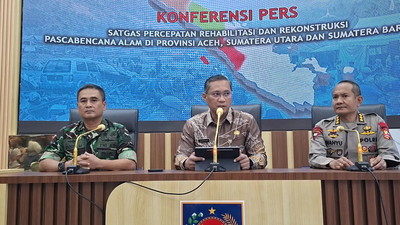 Satgas Percepatan Rehabilitasi dan Rekonstruksi Pascabencana memberikan keterangan pers terkait kondisi fasilitas kesehatan pasca bencana Sumatra di Kemendagri, Jakarta Pusat.