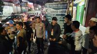 Polisi melakukan mediasi terhadap dua ormas yang bentrok di Tangerang (Liputan6.com/Pramita Tristiawati)