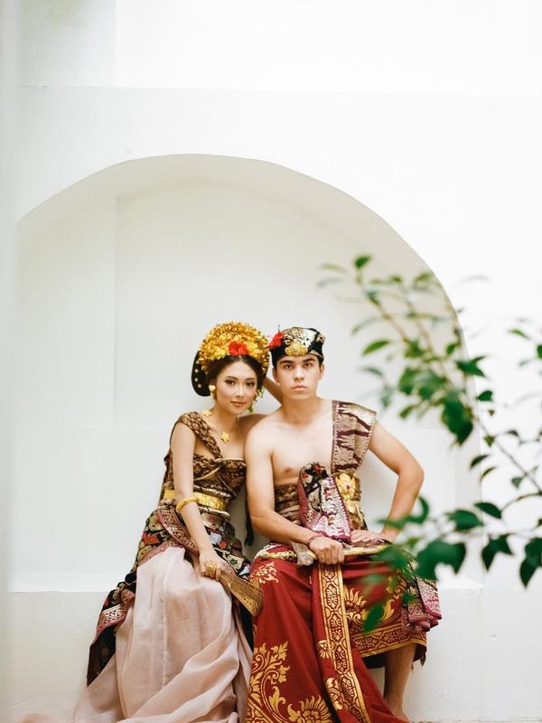 Pemotretan Erdin Werdrayana dalam busana adat Bali (Sumber: Instagram/faruqadib)