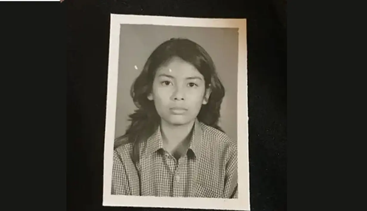 Aktris dan model Sigi Wimala saat di pas foto SMP terlihat begitu polos dengan tampilan natural. Saat membalas komentar, ia mengaku dulu sering diolok mirip Teuku Ryan karena rambutnya gondrong. (Instagram/sigiwimala)