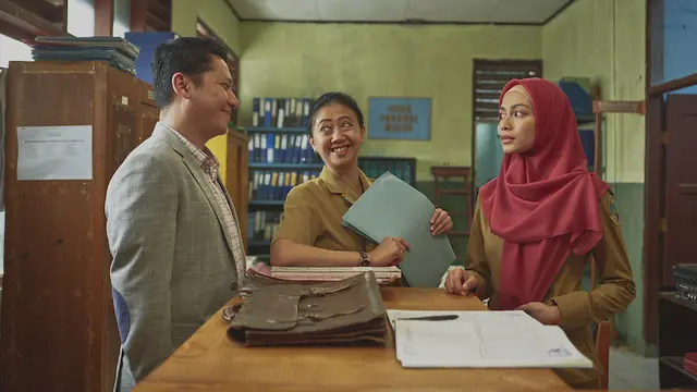 Asri Welas sebagai Indah, Faradina Mufti memerankan Rahayu. (Foto: BASE Entertainment)