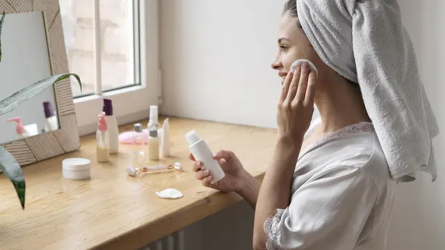 5 Rutinitas Skincare yang Bisa Bantu Kontrol Minyak di Wajah - 2