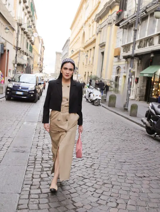 Lewat akun Instagram, Shandy mengunggah sederet OOTD-nya kala liburan di Italia.