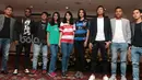 Para pemain Madura United berpose bersama model yang mengenakan Jersey tim saat peluncuran di Hotel Century, Jakarta, Rabu (25/1/2017). (Bola.com/Nicklas Hanoatubun)