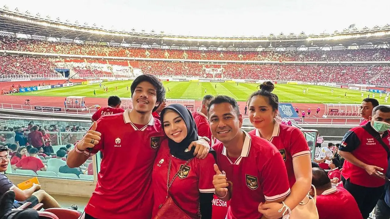 Atta Halilintar Bersama dengan Aurel Hermansyah dan Raffi Ahmad - Nagita Slavina nonton Timnas Indonesia di Stadion GBK. (instagram.com/attahalilintar)
