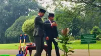 Presiden Jokowi menanam pohon berdamaian bersama Sultan Brunei Sultan Hassanal Bolkiah.