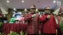 Pasangan calon gubernur Sumatera Selatan Dodi Reza bersama wakilnya Giri Ramandan berpose saat pengumuman cagub-cawagub PDIP di kantor DPP PDIP Lenteng Agung, Jakarta, Minggu (7/1). (Liputan6.com/Faizal Fanani)