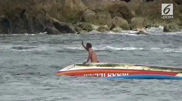 Cuaca buruk terus menghantui aktifitas nelayan di selatan pulau Jawa. sepanjang hari selasa, sedikitnya tiga kapal nelayan karam akibat tergulung ombak di Pantai Pancer, kecamatan Puger, Jember, Jawa Timur. Meski sempat terapung-apung, namun beruntun...