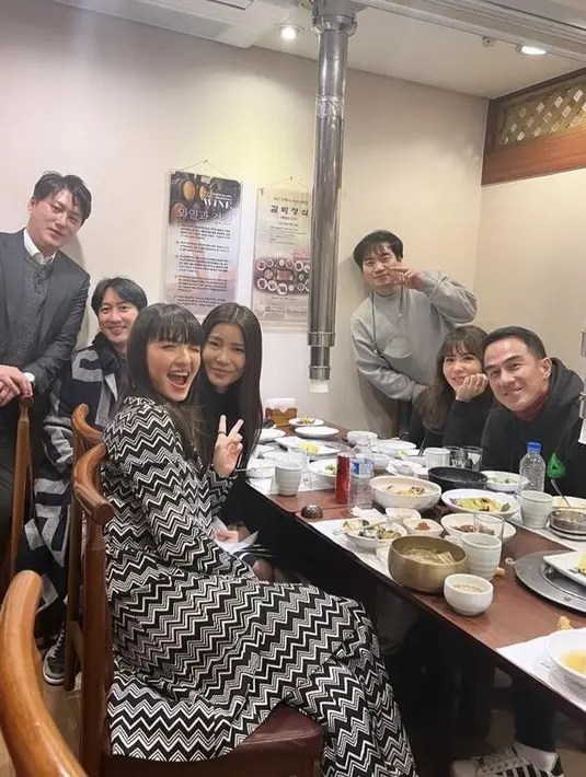 Rambut panjang berponinya dipadukan dengan pakaian one set motif tribal warna hitam putih. 
 (@ralineshah)