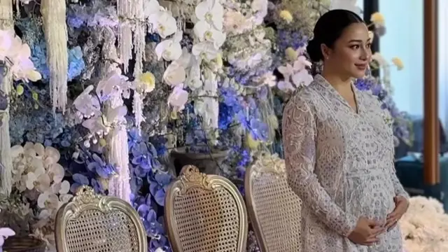 Hamil Anak Kedua Laki-laki, 6 Gaya Anggun Nikita Willy Kenakan Kebaya Baby Blue saat Pengajian 4 Bulan Kehamilan