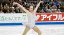 Mariah Bell mengangkat kedua tangannya seperti sayap dalam perlombaan figure skating, Skate America 2016 di Sears Center Arena, Chicago, AS (21/10). Olahraga ice skating ini mirip seperti tarian balet. (Reuters/ Kamil Krzaczynski)