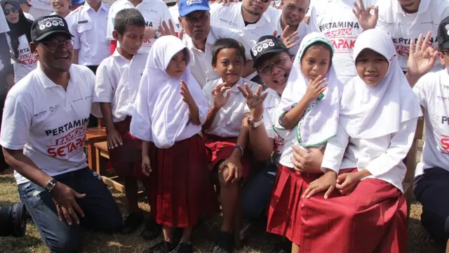 Nyeker Selama Sekolah, 3200 Anak di Pelosok Banten Dapat Sepatu
