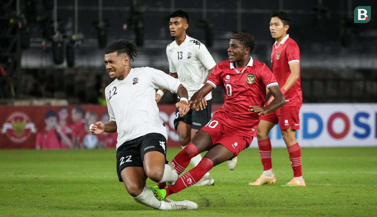 <p>Pemain Timnas Indonesia U-20, Hugo Samir (kanan) berebut bola dengan pemain Timnas Fiji U-20, Peter Ravitisai pada laga International Friendly Match U-20 di Stadion Utama Gelora Bung Karno (SUGBK), Jakarta, Jumat (17/02/2023). Timnas Indonesia U-20 menang dengan skor 4-0. (Bola.com/Bagaskara Lazuardi)</p>