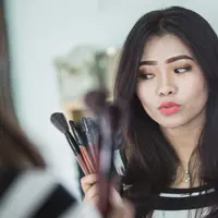 Ilustrasi perempuan memegang kuas makeup. (c) odua/Depositphotos.com