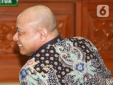 Terdakwa kasus narkoba Teddy Minahasa tersenyum saatmengikuti sidang vonis di Pengadilan Negeri Jakarta Barat, Selasa (9/5/2023).  (Liputan6.com/Herman Zakharia)