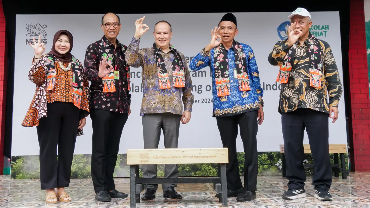 Dukung Gerakan Sekolah Sehat, PT Nestlé Indonesia Salurkan 5.000 Bangku Daur Ulang ke Sejumlah Sekolah Dasar
