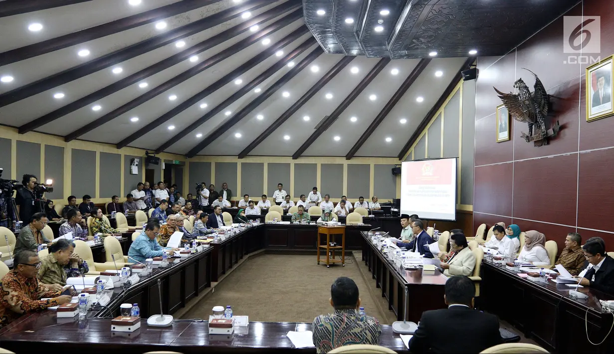 Suasana Rapat Gabugan MPR RI di Kompleks Parlemen, Jakarta, Rabu (21/3). Rapat yang dihadiri Ketua-Ketua Fraksi MPR dan Pimpinan MPR membahas tentang Pembahasan Tindak Lanjut UU no. 2/2018. (Liputan6.com/JohanTallo)