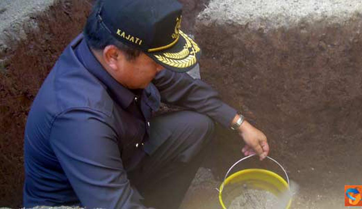 Citizen6, Ponorogo: Kajati Jatim melakukan peletakan batu pertama pembangunan balai pengobatan. (Pengirim: Aprilia)