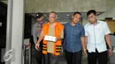 Doddy Arianto Supeno keluar dari gedung KPK membawa nasi kotak, Jakarta, Selasa (7/6). Doddy diperiksa terkait kasus pemberian hadiah atau janji terkait pengajuan Peninjauan Kembali (PK) pada PN Jakarta Pusat (Liputan6.com/Helmi Afandi)