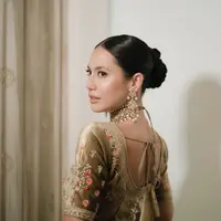 Wajahnya dipoles dengan natural bernuansa coklat. Mengaplikasikan blush on dan lipstik nudenya.[@pevpearce]