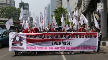 Gerakan Perempuan Milenial Indonesia (Permisi) membentangkan spanduk saat menggelar aksi di Gedung Bawaslu, Jakarta, Rabu (12/9).  Mereka meminta Bawaslu turun tangan menyetop politisasi emak-emak di Pilpres 2019. (Merdeka.com/Imam Buhori)